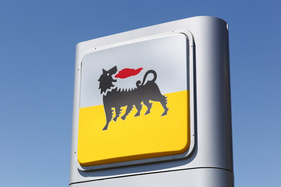 ™ Eni ликвидировала представительство в России. Приключения итальянцев в России заканчиваются – работа представительства прекращена с 5 июня, аккредитация действовала с 2000 года. При этом российская дочка итальянской компании пока продолжает работать – "Эни Энергия" по итогам прошлого года получила 6 млн рублей прибыли при 181 млн выручки. Лучшие результаты у компании были в далёком 2015 году – 189 млн и 1 млрд рублей соответственно. ™ Нефтебаза
