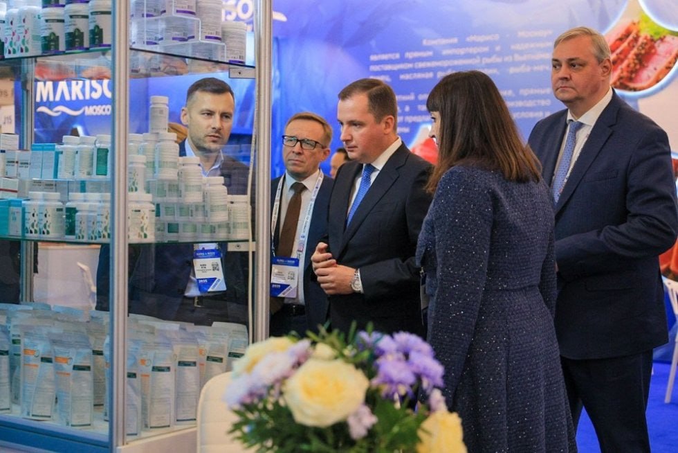 Александр Цыбульский продовольственная безопасность России начинается с причала Почему продовольственная безопасность России начинается не от прилавка а от причала губернатор Архангельской области Александр Цыбульский рассказал в Санкт Петербурге во время VIII Международного рыбопромышленного форума Губернатор отметил что приморские регионы России ключевые узлы продовольственной безопасности страны Именно через их порты проходят основные потоки рыбной продукции от эффективности работы которых зависит качество и объём рыбы на прилавках Рыбный промысел часть генокода жителей Архангельской области Поморы с XVI века развивали искусство рыбного и морского промыслов в северных морях Сегодня более 150 компаний работают в отрасли промысел ведётся в Баренцевом Норвежском и Гренландском морях Среди видов треска пикша краб креветки палтус окунь зубатка и другие Объём переработки рыбы в регионе в 2025 году достиг 25 тысяч тонн Рост отрасли поддерживается государством через инвестиционные квоты С 2017 года в Архангельской области построено пять новых судов для промысла и ещё три будут введены в эксплуатацию к концу 2026 года Инвестиции составили около 28 7 млрд рублей создано 388 рабочих мест После санкций Архангельск получил импульс для развития портовой инфраструктуры суда начали обслуживаться в российских портах что увеличило добавленную стоимость в регионе В 2024 году экспорт продукции АПК из Архангельской области превысил план на 14 5 а к концу сентября на 16 9 Александр Цыбульский также возглавляет комиссию Госсовета по международной кооперации и экспорту Господдержка по его мнению в этой сфере включает упрощение экспортных процедур развитие логистики и инфраструктуры в рамках национального проекта Технологический рывок архангельские инженеры программисты создали систему компьютерного зрения на базе ИИ для сортировки рыбы Это позволит заменить импортное ПО быстро определять вид размер и качество рыбы ускоряя путь от причала до прилавка В Архангельске планируется строительство крупного логистического портового комплекса на Маймаксанском грузовом участке тралфлота с инвестициями 2 5 млрд рублей и созданием 80 рабочих мест Комплекс включит холодильные мощности площадки для передержки и склады рядом с причалами и базой судоремонта Это усилит экспорт живого краба и интеграцию в логистику Северного морского пути