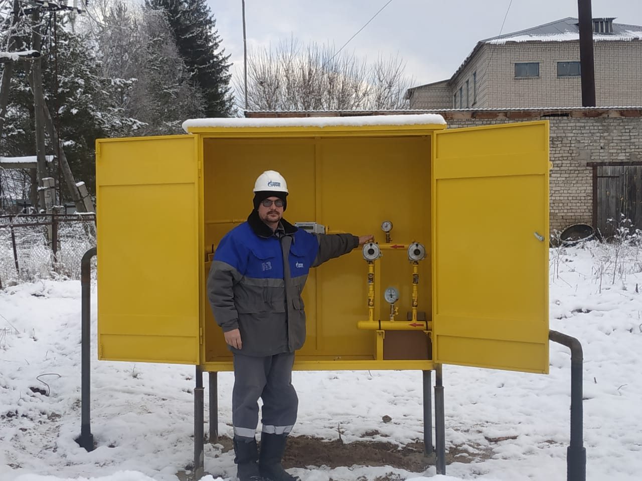 Котельную школы в селе Ильинское Немского района перевели на газ.  — Работы по переводу котельной на газ выполнены на средства областного бюджета в рамках реализации Программы развития газоснабжения и газификации региона, утвержденной до 2025 года. Ранее котельная работала на дровах и угле, — сообщили в министерстве энергетики и ЖКХ Кировской области.  Для перевода школы на газ специалисты «Газпром газораспределение Киров» построили наружный и внутренний газопроводы общей протяженностью 56,5 метров и установили три газовых котла общей мощностью 268,5 кВт.   Кировская область