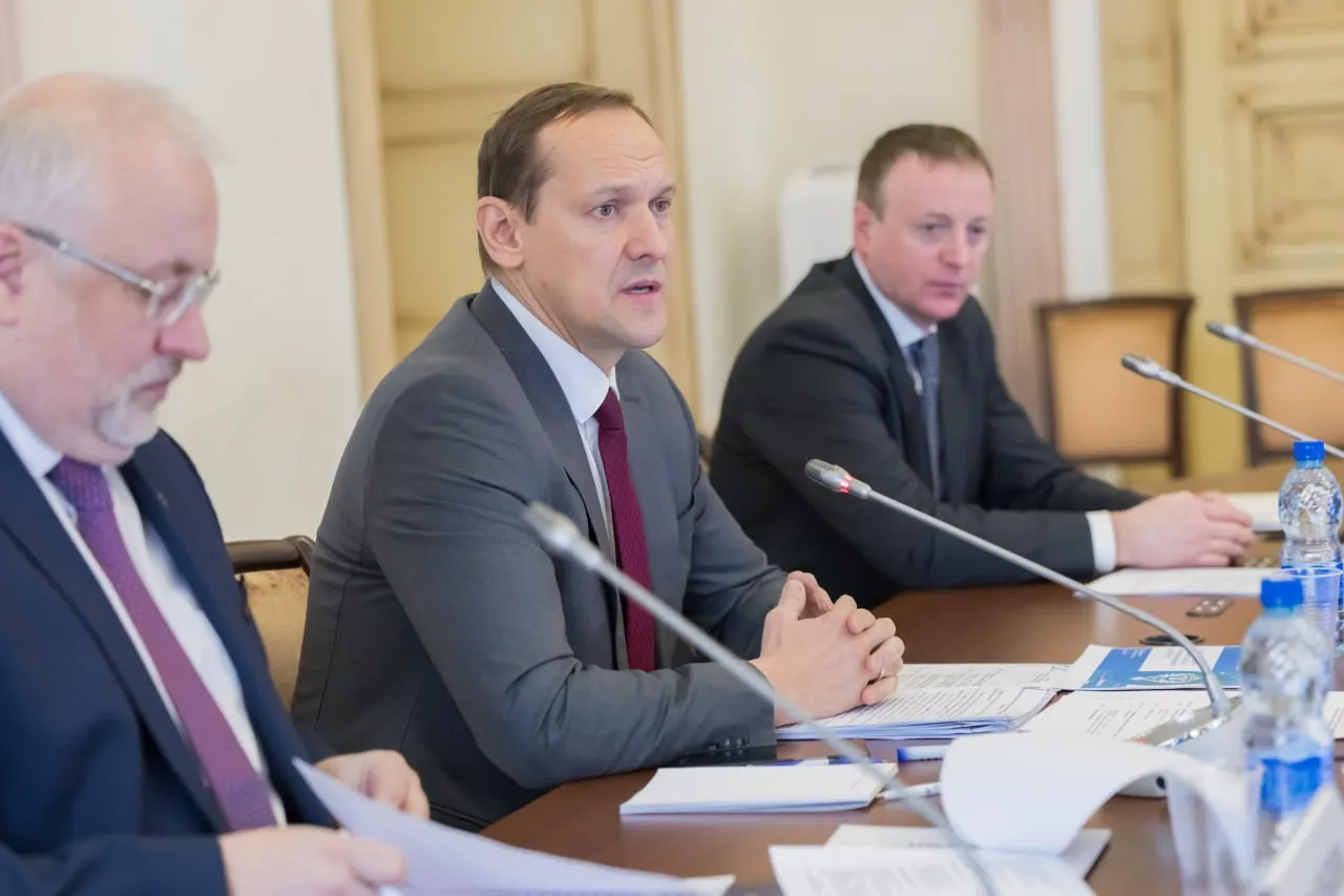 Росреестр Россияне регистрируют права на надвижимость за рекордные 48 часов Такие данные представители ведомства озвучили при подведении итогов работы в 2025 году   Среди основных достижений сокращение срока регистрации сделок с недвижимостью до двух дней что по словам Олега Скуфинского на фото руководителя Росреестра является одним из лучших показателей в мире Также в России доля ипотеки оформленной в электронном виде выросла с 2020 года в 10 раз до 93 В этом помогли реинжиниринг автоматизация технологических процессов внедрение искусственного интеллекта объяснил Олег Скуфинский   Предложил глава ведомства и усилить земельный надзор при помощи беспилотников В России сейчас насчитывается 24 млн объектов недвижимости без прав и около 15 млн земельных участков без границ Цифровое строительство MAX цифровыесервисы росреестр