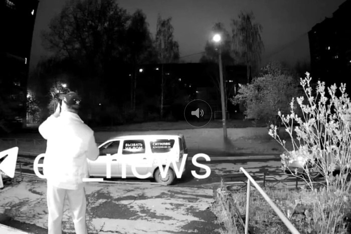 Стало известно, кто открыл стрельбу из автомата около многоэтажки в Екатеринбурге В полиции сообщили, кто открыл стрельбу у многоэтажки на ЖБИ в ночь на 11 мая. Дебошир попал на запись камеры домофона. Как рассказал E1.RU пресс-секретарь областного главка Валерий Горелых, «уральский рэмбо» гостил у своего приятеля, который живет в доме на Высоцкого, 8. Хозяин квартиры — ранее судимый пенсионер, 60-го года рождения. В тот вечер друзья крепко выпили. — В финале фуршета участники застолья решили устроить «фейерверк». Стрелком оказался гражданин, зарегистрированный в городе Новоуральске, 1975 года рождения, — рассказал Горелых. Валерий Горелых отметил, что оружие дебошира оказалось не боевым. Стрельба велась из охолощенного свето-шумового АК-74. Стрелка до сих пор ищут.