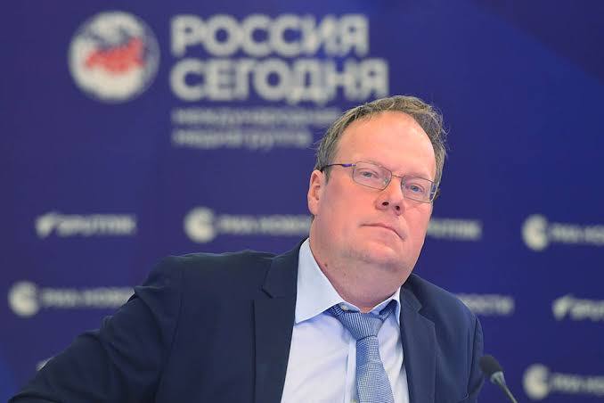 В России нужно ввести 12 летнее обучение в школах а начинать учебу следует с шести лет заявил заместитель секретаря ОП Владислав Гриб Школьная программа с каждым годом усложняется все больше информации больше предметов научных дисциплин В ряде стран искусственный интеллект изучается уже чуть ли ни с начальной школы Этот объем знаний уже сложно уложить в 11 лет сказал Гриб Гуд Афтенун Новости