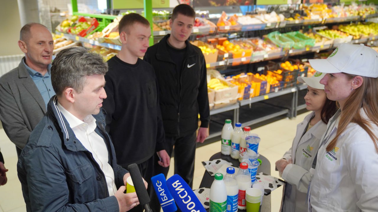 Первые партии продукции предприятия «РумелкоАгро – Молоко» поступили на прилавки розничных магазинов. 23 апреля губернатор Станислав Воскресенский побывал в одной из торговых точек, где продают продукцию местного товаропроизводителя, продегустировал ее. Губернатор еще раз обратил внимание на цену, которая, по его словам, дешевле, чем у других производителей. «Некоторые производители хитрят, делают по 900 мл, 930 мл. А здесь литр целый…», - отметил он По нынешним временам – серьезный повод для гордости