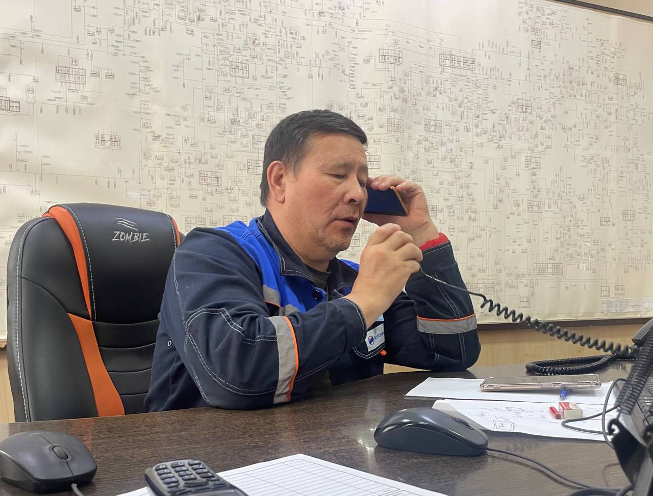 В Якутске энергетики Центральных электрических сетей восстанавливают электроснабжение в районе Хатын Юряхского шоссе и Окружного шоссе Действием защиты произошло отключение воздушной линии электропередачи 6 кВ МТТБ В ограничении находятся потребители в районе Хатын Юряхского Окружного и Объездного шоссе Оперативно выездная бригада определяет причину технологического нарушения Ведутся восстановительные работы Присоединяйтесь Якутскэнерго ЦЭС