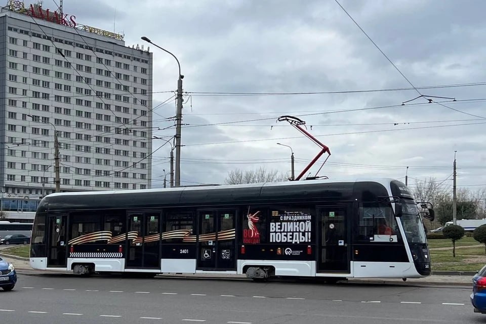 В Красноярске трамваи вернулись на Красраб после ремонта на тяговой подстанции Увидеть их на привычных маршрутах можно уже с утра 26 октября До этого были организованы временные схемы движения общественного транспорта Специалисты муниципального предприятия Горэлектротранс работали в усиленном режиме в две смены чтобы максимально быстро отремонтировать оборудование которое вышло из строя администрация Красноярска Подписаться на kpkrsk