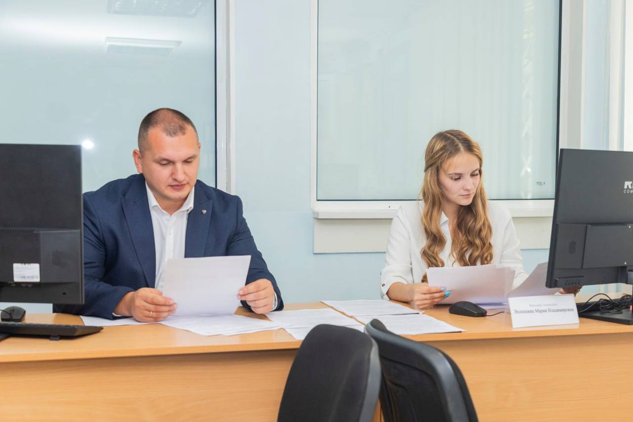 Первое в Донбассе государственное бюро бесплатной юридической помощи открылось в Луганске. Об этом с места события передает корреспондент ЛИЦ. Учреждение расположено по адресу: улица Советская, 5. Бюро призвано обеспечить жителей ЛНР бесплатной квалифицированной юридической помощью. Обратиться за помощью могут малоимущие жители Республики, участники СВО и члены их семей, инвалиды первой и второй группы, люди старше 70 лет, дети-сироты и оставшиеся без попечения родителей, усыновители, а также беременные женщины и родители в декретном отпуске, люди, проживающие на территории ЛНР, но не имеющие подтверждающих документов. Обязательным для обращения к специалистам бюро является наличие удостоверения личности. Председатель Правительства ЛНР Егор Ковальчук отметил важность появления такого учреждения в Республике. «Сегодняшнее событие имеет огромное значение для жителей ЛНР, прежде всего для тех, кто в силу разных объективных причин не может себе позволить квалифицированную юридическую помощь. <…> Это как раз один из элементов социальной поддержки и защиты. Уверен, что учреждение будет пользоваться огромным спросом и добросовестно и эффективно выполнять свои прямые обязанности», — подчеркнул глава кабмина.
