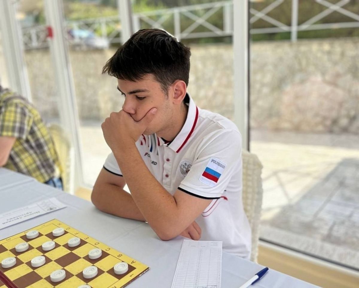 Туляк в 18 лет стал международным гроссмейстером Высшее спортивное звание присвоено Арсению Цынову Решение об этом приняла Международная шашечная федерация Как сообщает министерство спорта Тульской области талантливый молодой человек в течение многих лет оттачивал свое мастерство под руководством опытных наставников Юрия Хохлова Юрия Королёва и Бориса Оксмана Фото Минспорт Тульской области 1  2   Подпишись на новости Мы в MАХ