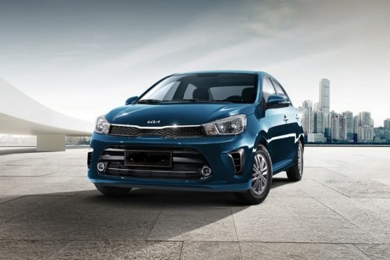 Бюджетный седан Kia Soluto будут собирать в Казахстане В Казахстане открылось новое предприятие собственный завод в Костанае запустила корейская марка Kia Одной из моделей сборку которых планируется здесь наладить станет доступный седан Soluto Ожидается что новинка появится в продаже до конца текущего года по цене около 8 млн тенге примерно 1 2 млн рублей Первоначально модель была разработана для рынков Юго Восточной Азии Размеры Soluto весьма схожи с популярной в РФ Lada Granta его длина 4 3 метра колесная база 2 57 метра а объем багажника составляет 475 литров В Казахстане машина будет агрегатироваться 1 4 литровым мотором мощностью 95 л с На выбор покупателей по предварительной информации окажутся 5 ступенчатая механика и 4 ступенчатая АКПП Фото Пресс служба Kia