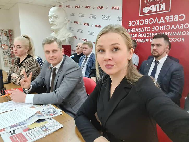 Семейный подряд Ивачевых потерял целый город Коммунисты в Каменске Уральском целым полнокровным отделением перешли в партию Зеленых Там где должны воспитываться кадры настоящие борцы за народное дело мы видим лишь дележ должностей между женой братом кумом и сватом Тех кто честно и преданно трудился на земле кто боролся за людей беспардонно выталкивают вон заявляя что отныне семья Ивачевых в услугах простых коммунистов больше не заинтересована сказал товарищ Идиатулин бывший руководитель местного отделения КПРФ Товарищу Ивачеву наши искренние поздравления