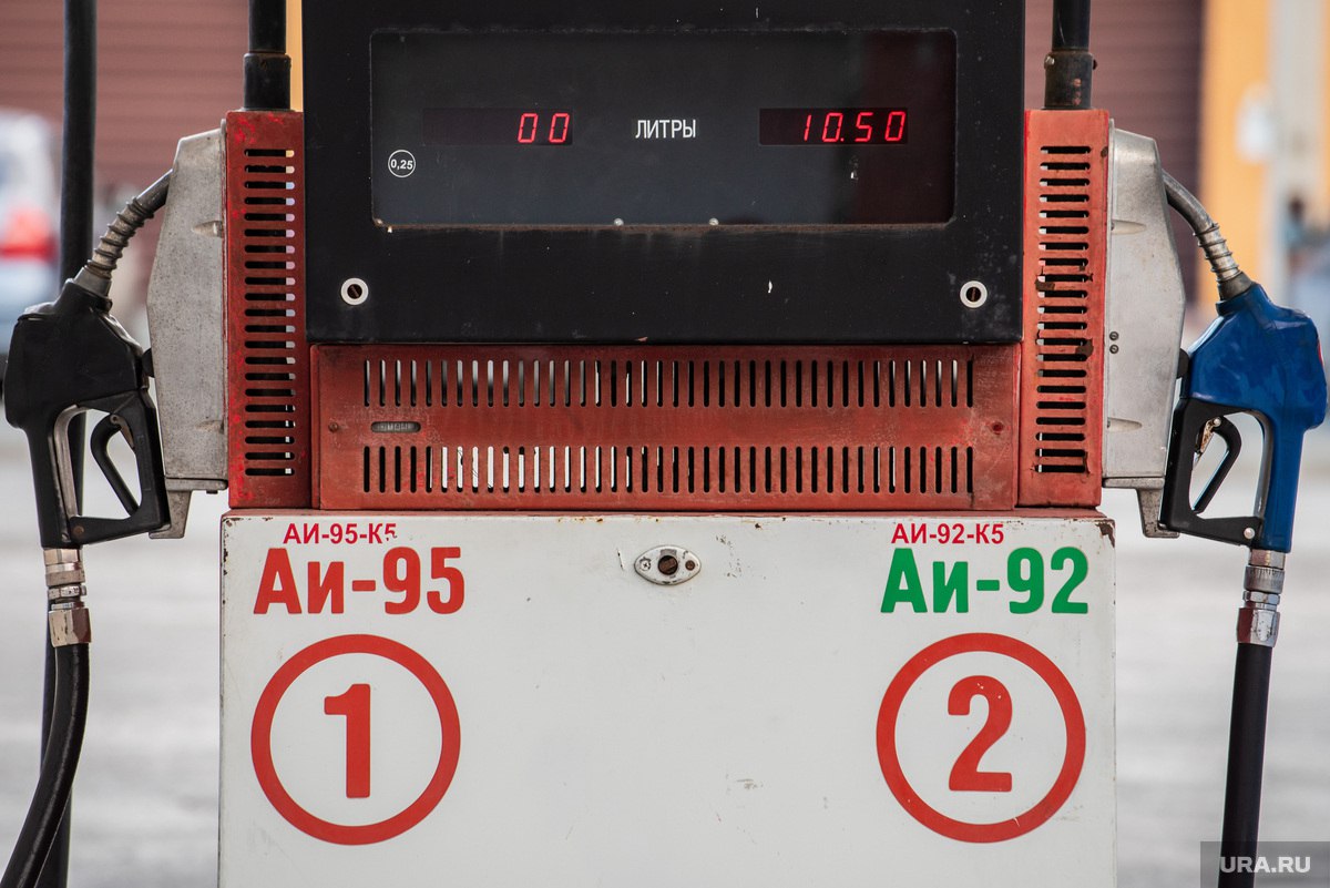 Цены на бензин снова растут  За две недели топливо в регионе подорожало больше, чем на 60 копеек. На конец декабря средняя цена за литр в Тюмени на АИ-95 – 59 рублей 60 копеек, АИ-92 – 54 рубля 3 копейки.