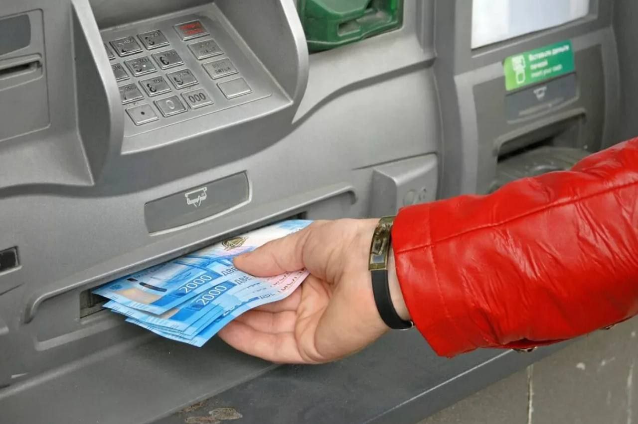 Россияне бросились снимать наличку В ЦБ отмечали что в последние месяцы россияне чаще снимали наличные из за перебоев с интернет сервисами При этом представители крупных банков включая Газпромбанк ПСБ банк Дом рф и Абсолют банк сообщили что в третьем квартале не фиксировали аномального роста снятия средств По их словам заметные скачки ранее наблюдались в пандемийном 2020 году и кризисном 2022 м В 2025 году основной отток наличности пришёлся на летние месяцы однако осенью клиенты не возвращали деньги обратно на счета Эксперты пояснили что увеличение оборота связано прежде всего с более активным использованием уже снятых средств деньги возвращаются в торговлю и через инкассацию поступают обратно в банки Таким образом общий объем наличных растет без значительного увеличения запросов на снятие через банкоматы Перейти в наш канал МАХ Подпишись поделись krasnodarkray1 Прислать видео новость