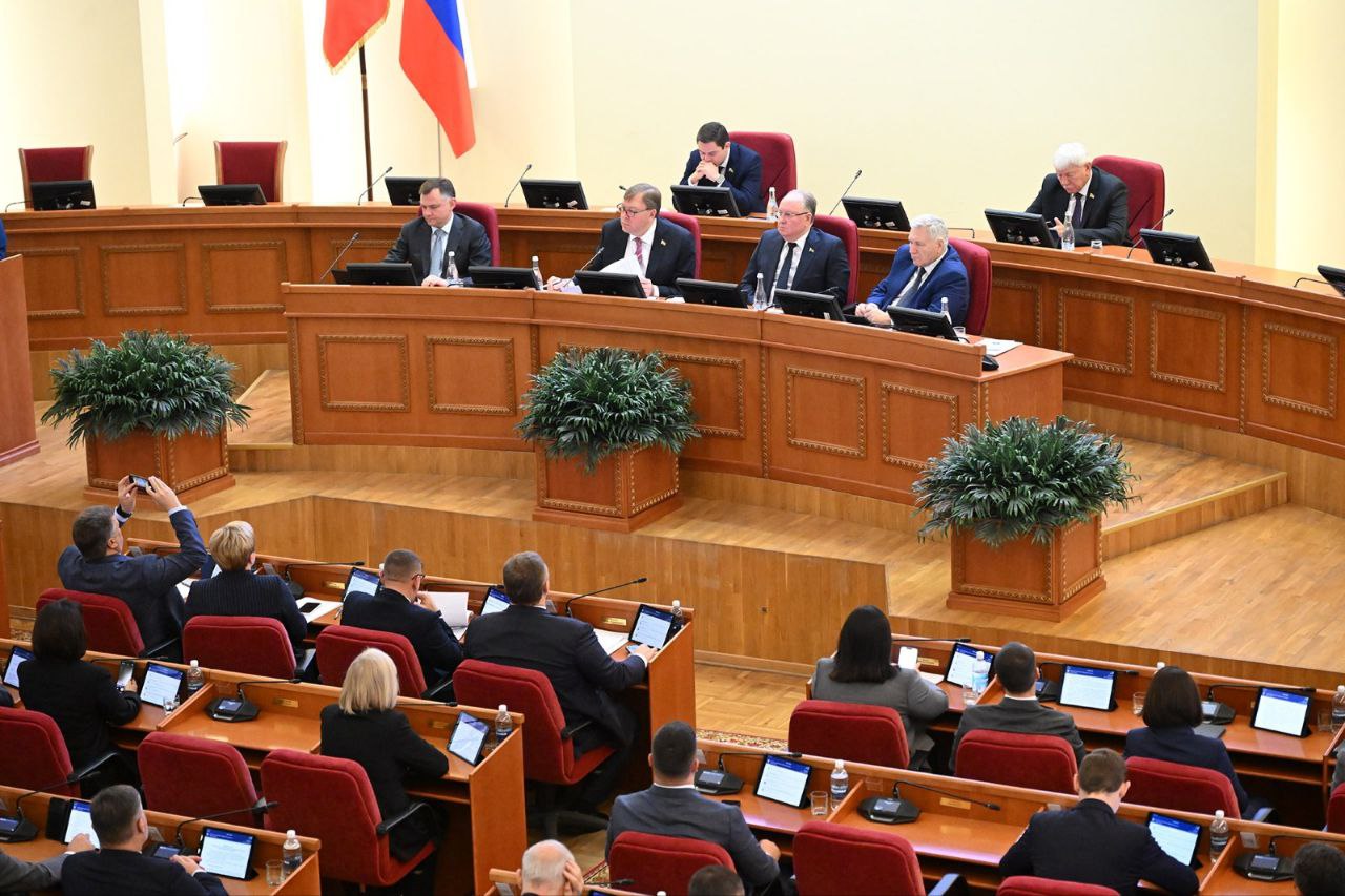 Сегодня Законодательным Собранием по предложению Юрия Борисовича Слюсаря утверждены ещё две существенные меры поддержки материнства и детства Семьи у кого родится ребёнок получат электронный сертификат номиналом 20 тысяч рублей для приобретения необходимых при рождении вещей А для беременных женщин которые обучаются по очной форме вводится единовременная выплата в размере 100 тысяч рублей Конечно это станет ощутимой поддержкой для студенток и студенческих семей готовящихся к рождению ребёнка Эти новые в Ростовской области социальные выплаты дополнят все существующие меры поддержки адресованные семьям и мамам при рождении детей
