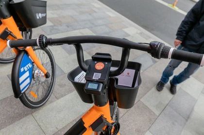 В Перми ежедневно проходят проверки по контролю за размещением электровелосипедов. С начала теплого сезона сотрудники районных администраций уже вывезли 26 таких средств передвижения, оставленных в неположенных местах — на тротуарах, возле остановок и в других зонах общего пользования. Об этом сообщает пресс-служба городской администрации. В городе официально действует 82 велопарковки, где, согласно утвержденной схеме организации дорожного движения, и должны размещаться электровелосипеды. Источник ЧП Пермь Прислать новость