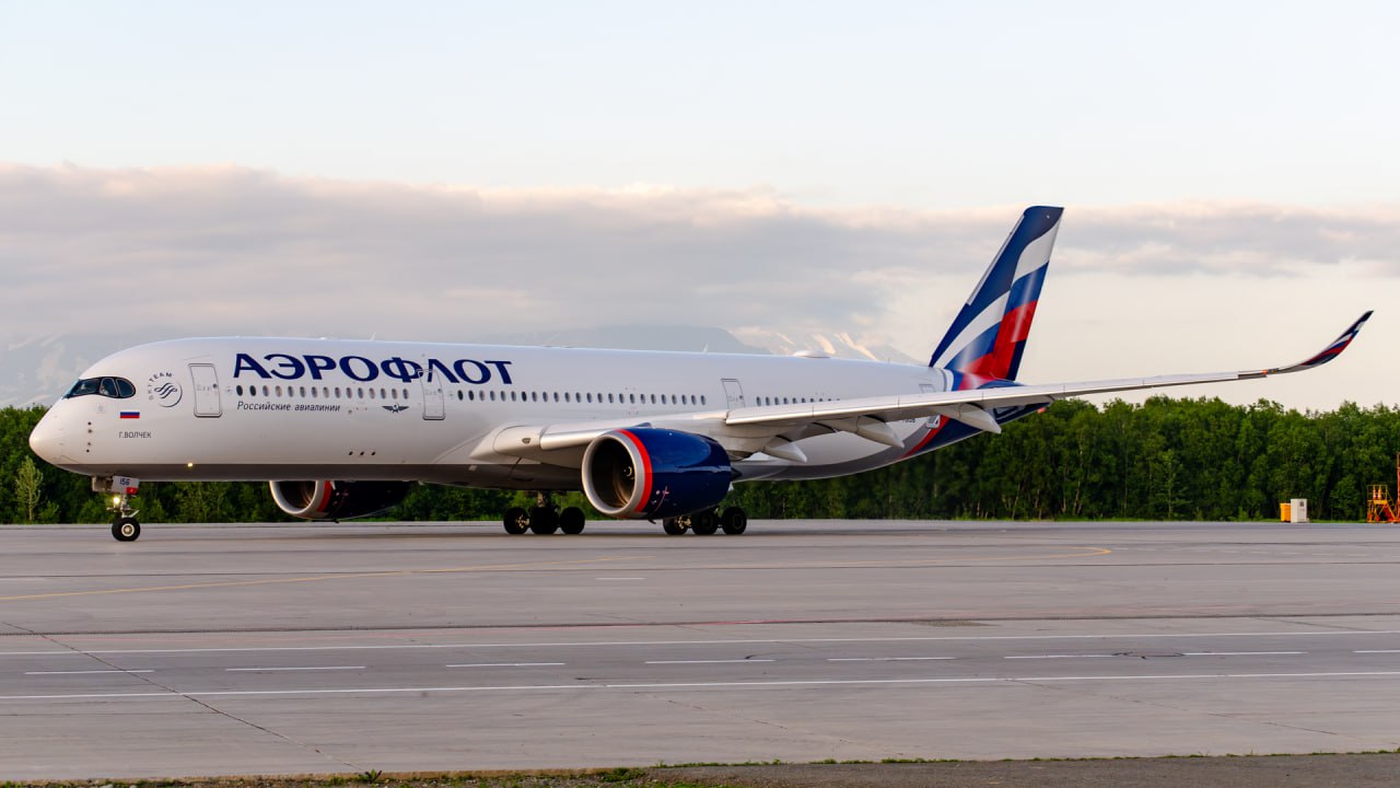 Аэрофлот добавил Вьетнама Аэрофлот с 7 марта увеливает количество рейсов из Москвы в Нячанг Теперь они будут не ежедневными а выполняться 9 раз в неделю По два рейса в день запланировано по средам и субботам туда и по четвергам и воскресеньям обратно Рейсы будут выполняться на Airbus A350 900 Полёты в Нячанг из Москвы запустились в марте 2025 года тогда их было всего два неделю После этого количество рейсов поэтапно наращивалось а летом появились рейсы из регионов Владивостока Екатеринбурга Новосибирска и Иркутска они выполняются на Airbus A330 300 и A320neo Вьетнам популярен у россиян как пляжное направление благодаря безвизовому режиму до 45 дней и относительной дешевизне а также большой продолжительности сезона более полугода с февраля по август там нет дождей а море спокойное и тёплое В основном сюда летят в качестве альтернативы Таиланду и внезапно Турции с Египтом   www frequentflyers ru 2026 01 30 su cxr 9 weekly frequentflyers