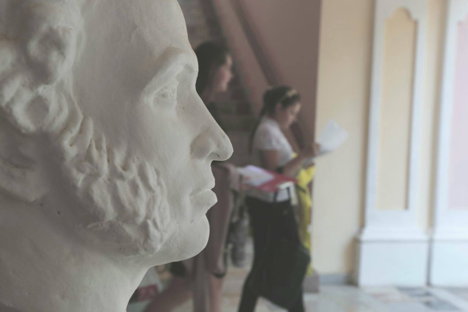 7 февраля в 13 30 Музей А С Пушкина в Гурзуфе приглашает жителей и гостей Крыма на вечер памяти поэта В стенах исторического здания оживут бессмертные произведения великого гения а творческая атмосфера поможет каждому прочувствовать ту неразрывную связь которая объединяет наследие Пушкина и Крымский полуостров В программе примут участие юные таланты и профессиональные коллективы Гурзуфа и Ялты Музыкальную атмосферу создадут воспитанники и педагоги Школы искусств им Николая и Милии Полуденных Кроме того в этот день в музее открывается временная тематическая выставка Памяти А С Пушкина посвященная 189 й годовщине со дня его трагической гибели Приглашаем вас прикоснуться к живой истории и почтить память сердца русской поэзии вместе с нами Вход на мероприятие свободный Количество мест ограничено Адрес Гурзуф Набережная им А С Пушкина д 3 Время 13 30