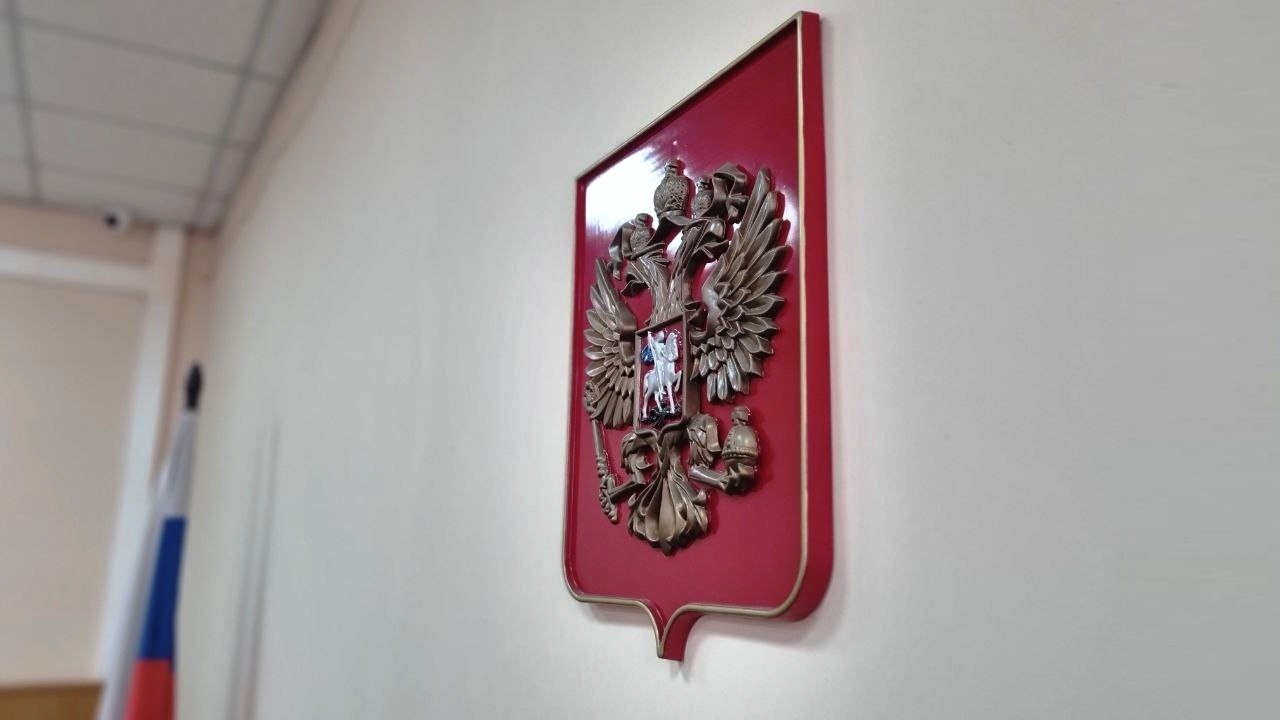 Суд оставил квартиру за новой владелицей несмотря на доводы обманутой мошенниками пенсионерки Суд отказал истице в возврате жилья и признал новую владелицу добросовестным приобретателем Благовещенский городской суд рассмотрел гражданское дело по иску местной жительницы о признании недобросовестным приобретателем признании недействительным договора купли продажи квартиры применении последствий недействительности сделки встречному иску о признании добросовестным покупателем Иск подавала 65 летняя благовещенка Как следует из документа летом 2024 года она стала жертвой сложной схемы мошенничества Злоумышленники представившись сотрудниками ФСБ убедили пенсионерку что на нее заведены уголовные дела и для их прекращения необходимо выполнить ряд указаний включая оформление кредитов и фиктивную продажу квартиры для ее сокрытия Под влиянием этих требований истец за несколько дней оформила кредиты на сумму около 1 3 млн рублей которые перевела мошенникам а затем по их указанию продала свою квартиру мужчине по цене как указано истцом ниже среденрыночной стоимости аналогичных квартир Полученные от продажи деньги истец также перечислила на счета указанные мошенниками Спустя два месяца в сентябре 2024 года мужчина перепродал квартиру женщине В суде истец требовала признать обе сделки недействительными вернуть ей жилье а женщину признать недобросовестным приобретателем Она утверждала что действовала под влиянием существенного заблуждения навязанного мошенниками Однако суд посчитал возможным оставить квартиру новой владелице удовлетворив ее встречный иск о признании добросовестным приобретателем Таким образом несмотря на признание истца потерпевшей по уголовному делу гражданский суд не нашел оснований для изъятия квартиры у ее нынешней владелицы