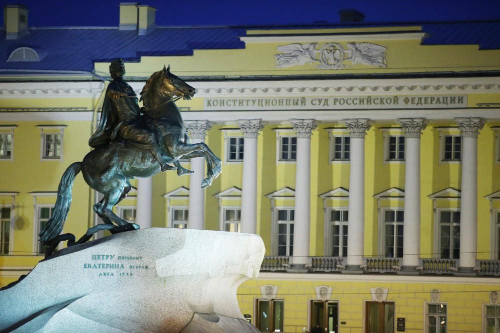 Конституционный Суд не дал злоупотребить правом на запрет споров в иностранных арбитражах Конституционный суд отказал в рассмотрении жалобы бывшего главы АФК Система Евгения Новицкого посчитавшего что его конституционные права нарушены статьями 248 1 и 248 2 АПК РФ Об этом сообщают Ведомости со ссылкой на Определение Конституционного Суда РФ от 14 октября 2025 года 2615 О В марте 2017 г Евгений Новицкий выступил поручителем по договору между ижевской компанией Петрарко занимающейся инвестициями в ценные бумаги и кредитной организацией Рост банк Арбитражная оговорка в договоре отсылала к Лондонскому международному третейскому суду LCIA В июне 2023 г правопреемник Рост банка национальный банк Траст обратился в LCIA с требованием взыскать с поручителя неуплаченную сумму по договору Новицкий узнал о начавшемся разбирательстве в LCIA только в апреле 2024 г После этого он попытался вступить в процесс направив ходатайство об отложении слушаний Кроме того он обратился в Арбитражный суд Мурманской области с требованием запретить банку Траст продолжать разбирательство в Лондоне ссылаясь на трудности с поиском юридической помощи вызванные персональными санкциями США и Австралии Пока арбитражные суды рассматривали обоснованность требований LCIA вынес решение и запрет на разбирательство стал невозможен Новицкий обратился к помощи конституционной юстиции Конституционный Суд отметил что сами по себе нормы не нарушают права граждан Если иностранный арбитраж закончил рассмотрение дела то запрет на рассмотрение дела от российского суда бессмысленнен При этом остаётся возможность оспаривать исполнение решений за рубежом через российские суды Как пояснил управляющий партнер адвокатского бюро Гребельский и партнеры Александр Гребельский проблема в том что после того как решение принято российский суд может лишь отказать в его признании по ст V Нью Йоркской конвенции но это не останавливает признание и приведение в исполнение решения в других юрисдикциях Таким образом нынешнее определение КС это не столько решение проблемы сколько ее фиксация вопрос не в конституционности норм а в их достаточности для реальной защиты прав в условиях санкционного давления Также следует добавить что Третий кассационный суд общей юрисдикции 17 октября отправил на новое рассмотрение дело об исполнении решения LCIA по этому вопросу Анонимный Молотников Читайте нас в MAX