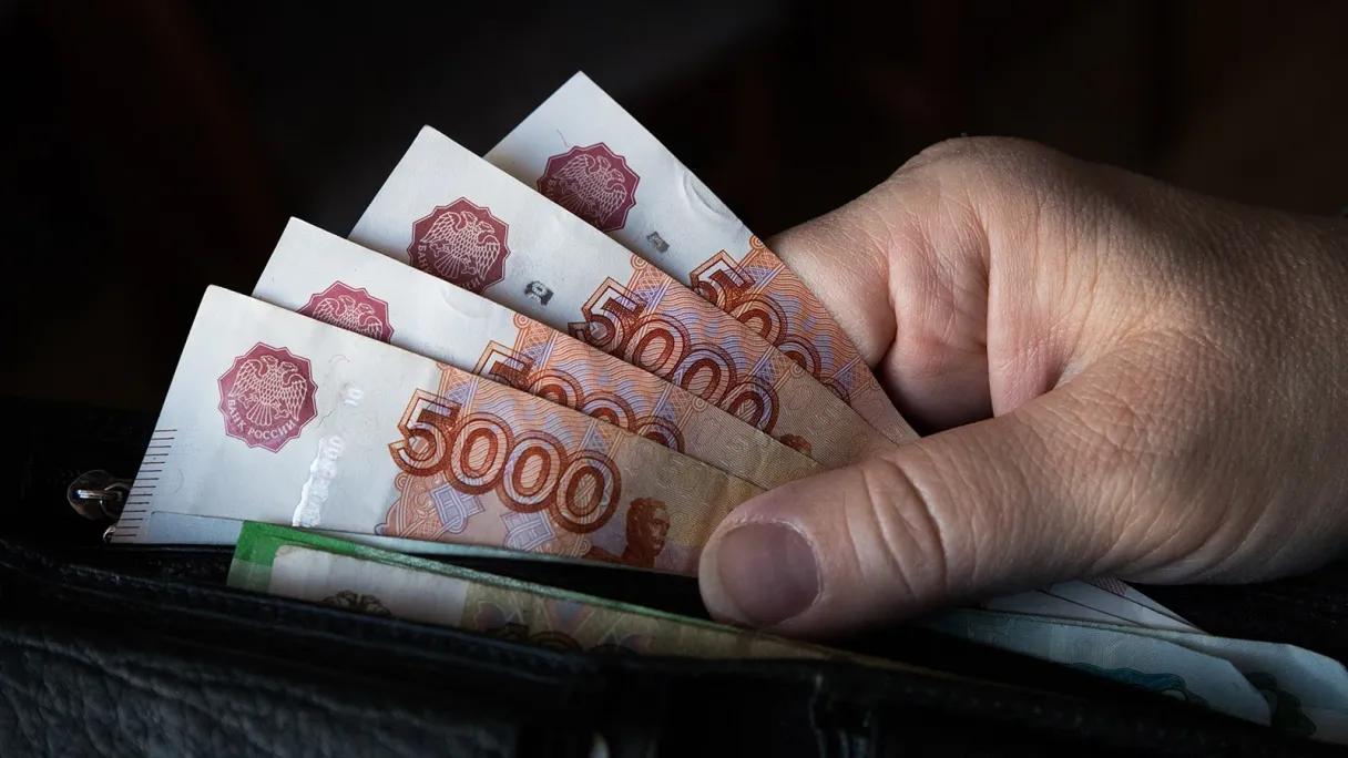 В России выросла доля людей с четырьмя и более кредитами среди новых заемщиков По оценке Объединенного кредитного бюро ОКБ , в I квартале 2025 года среди граждан, оформивших кредит наличными, 38% клиентов уже имели четыре и более действующих кредита, причем за квартал этот показатель вырос. Само число действующих кредитов не является «красным флагом» для решения о выдаче, уверяют банки — клиенты берут новые кредиты, не желая тратить сбережения на покупки. Ситуация может говорить скорее не о смене модели финансового поведения граждан, а об ухудшении финансового положения заемщиков, предупреждают эксперты. Подробности на сайте : Фото Александра Манзюка / ТАСС