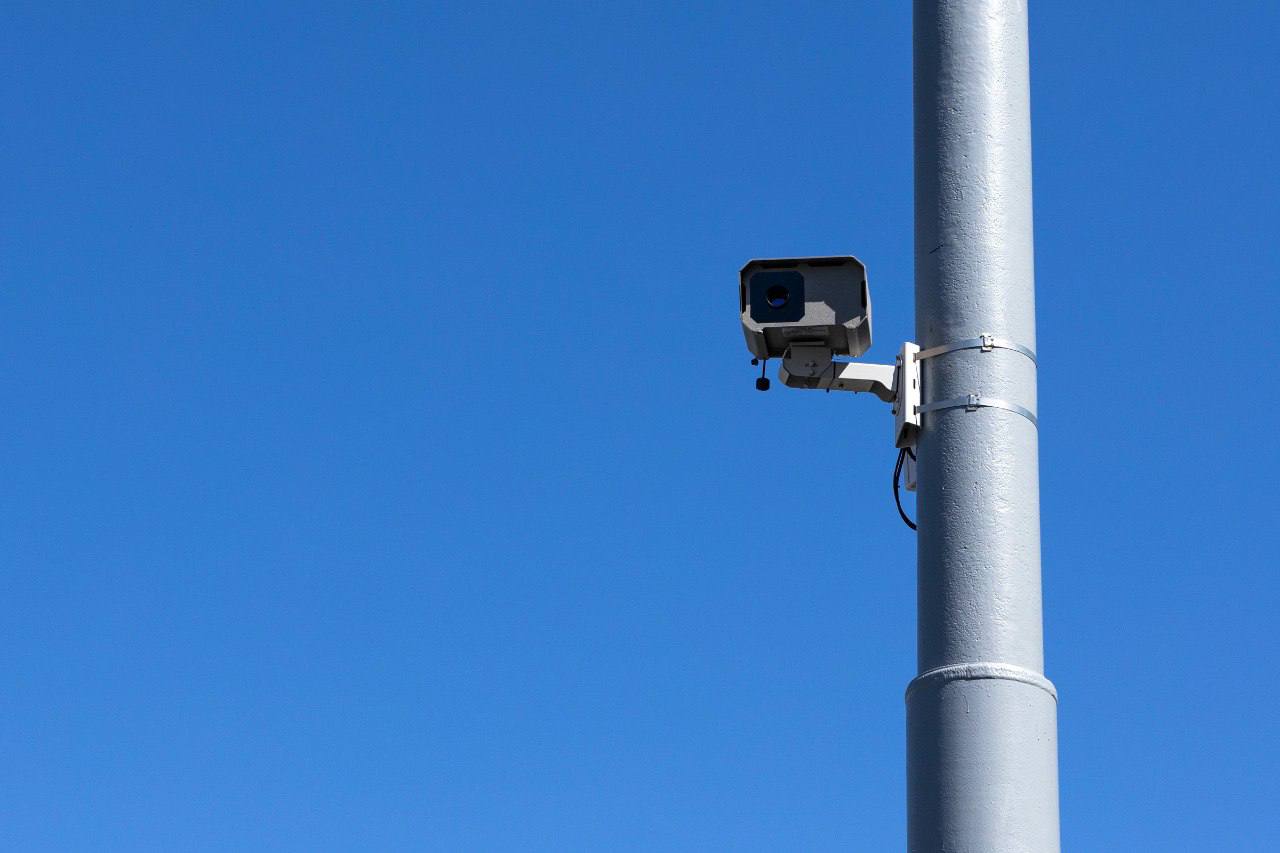 Новые комплексы камер фиксации нарушений стоянки и остановки запустят до конца этой недели во Владивостоке Штрафы получат нарушители оставляющие авто под знаками и на остановках общественного транспорта Камеры установлены в районе Русской 2к ТРК Дружба Черемуховой 15 ТЦ Черёмушки Верхнепортовой 2 со стороны памятника В И Ленину в районе остановки Первая Речка на Океанском проспекте 111 на участке от Алеутской 27 до Светланской 13 по обеим сторонам проезжей части на Океанском проспекте от дома 13 до дома 17 со стороны бизнес центра Фрэш Плаза и другим адресам Остальные комплексы расположенные на Некрасовском путепроводе и проспекте 100 летия Владивостока также планируется запустить в ближайшее время Они будут фиксировать превышение скоростного режима применение ремней безопасности движение без включенного света фар или ходовых огней и использование телефона за рулём ПДД Читайте наши новости в МАХ