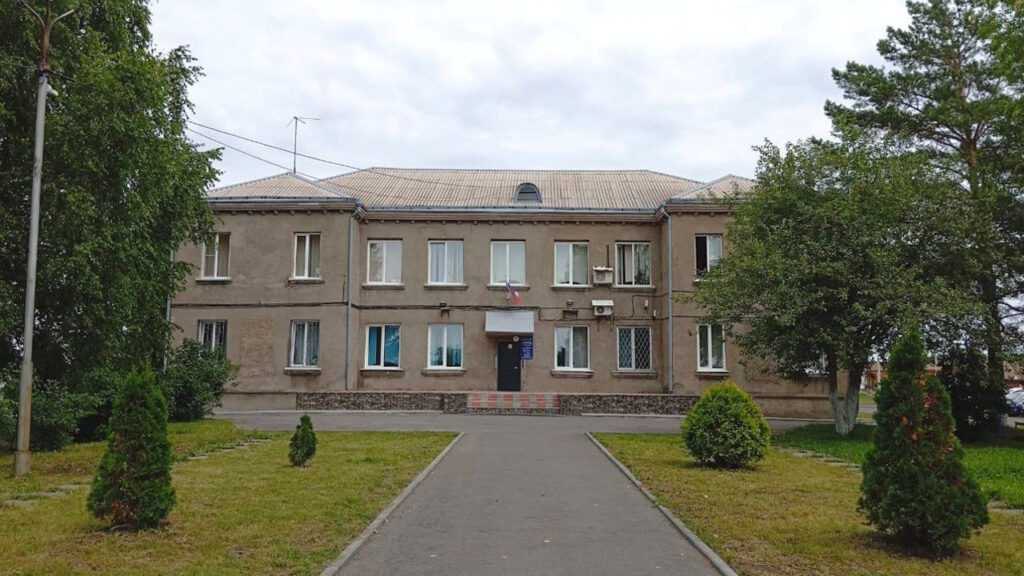 Девять человек скончались в кузбасском психинтернате где произошла вспышка гриппа В январе 2026 года в психоневрологическом интернате в Прокопьевске скончались девять постояльцев Ранее в учреждении выявили вспышку гриппа и ОРВИ У нескольких из погибших была диагностирована сердечная недостаточность Самому младшему из скончавшихся было 19 лет старшим 79 По результатам исследований патологоанатомов причинами ухода из жизни 7 человек стали декомпенсация длительно текущей сердечной недостаточности болезни системы кровообращения осложненные нарушениями ритма тромбозами Сейчас специалисты уточняют причины смерти 73 летней женщины и 19 летнего мужчины скончавшегося в стационаре Прокопьевской городской больницы говорится в сообщении министерства Информация передана в правоохранительные органы для правовой оценки Ранее власти отменили запланированный на сегодня прямой эфир с министром соцзащиты Натальей Чайкой сообщив что он переносится В сообщении министерства отмечается что министр проводит личные встречи с персоналом интерната в Прокопьевске В январе 2026 года в другом кузбасском городе Новокузнецке в роддоме погибли девять младенцев Главного врача бывшего замминистра здравоохранения Кузбасса Виталия Хераскова обвинили в халатности и отпустили под домашний арест Подписаться Прислать новость Помочь бустами