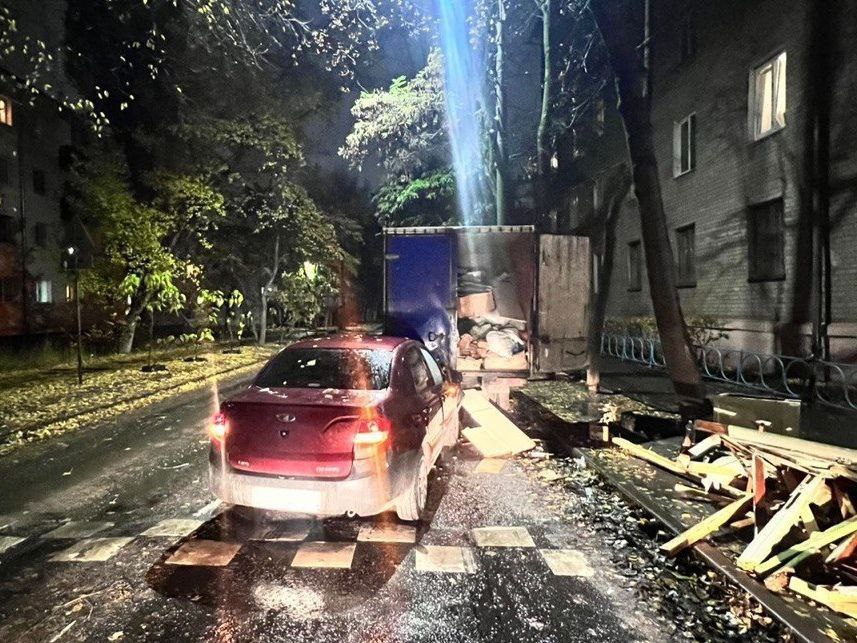 Пьяный липчанин на автомобиле сбил девушку в Воронеже Авария произошла вечером 28 октября 41 летний водитель Lada Granta из Липецка сел нетрезвым за руль не справился с управлением и наехал на 20 летнюю девушку которая грузила вещи в Газель Пострадавшую с телесными повреждениями доставили в больницу