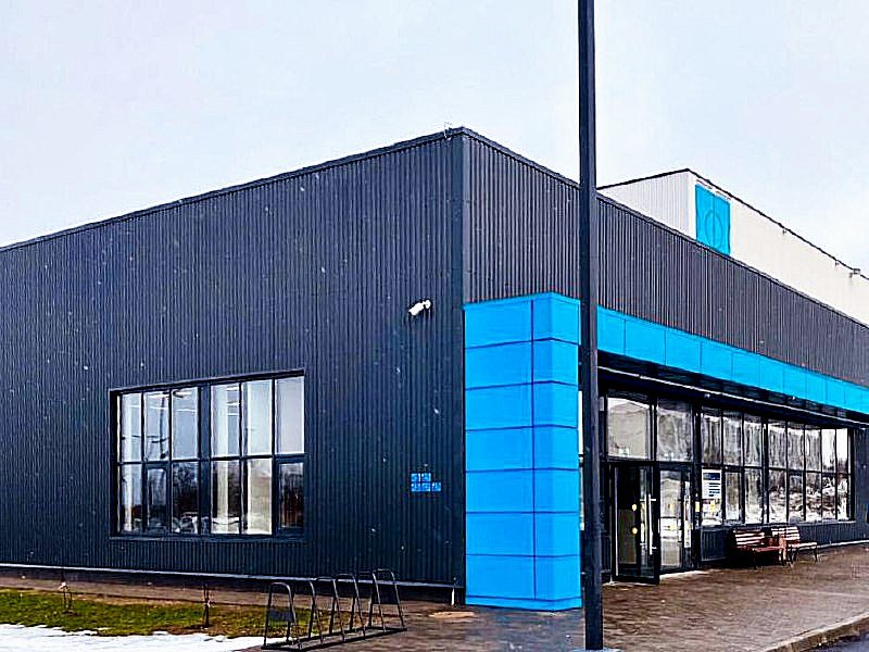 В Ивангороде ввели в эксплуатацию физкультурно-оздоровительный комплекс Госстройнадзор выдал разрешение на ввод в эксплуатацию физкультурно-оздоровительного комплекса в Ивангороде. Спортобъект расположен на улице Федюнинского. Зампред правительства Ленобласти Евгений Барановский отметил, что новый ФОК стал завершающим элементом в квартале, созданном для переселенцев из аварийного жилья в рамках сотрудничества с фондом «Газпрома» по комплексному развитию территорий. Параллельно в Ивангороде ведется благоустройство набережной. Фото: администрация Ленобласти.
