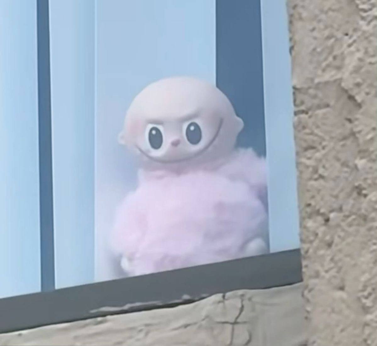 Школьникам официально разрешили использовать слово лабубу на ЕГЭ Причина у него нет переводов или аналогов поэтому оно не попадает под этический критерий рассказала заведующая кафедрой русского языка РГПУ им Герцена профессор Наталия Козловская Этический критерий не запрещает использование в сочинениях заимствований не допускаются только иностранные слова имеющие аналоги в русском языке и не содержащихся в нормативных словарях Никаких переводов или аналогов у него лабубу нет сказала Козловская Готовый аргумент для сочинения на тему быстро умирающие тренды Подписаться Прислать новость Дать буст Мы в MAX