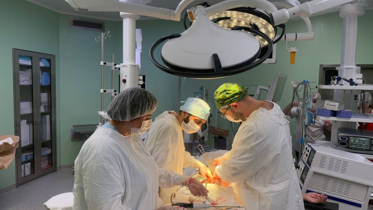 Более 8000 операций выполнили в Тульском онкоцентре за год работы   newstula ru fn 1764351 html Тульский онкологический центр открыл свои двери 1 декабря 2023 года на Калужском шоссе Это современное высокотехнологичное учреждение где выполняются уникальные операции которые ранее не проводились в регионе В центре пациенты могут пройти полный цикл лечения от диагностики до реабилитации и последующего наблюдения В честь дня рождения центра Тульские новости пообщались с врачами и узнали какие методики применяют в лечении в 2025 году   Прислать новость Подписаться   Мы в MAX