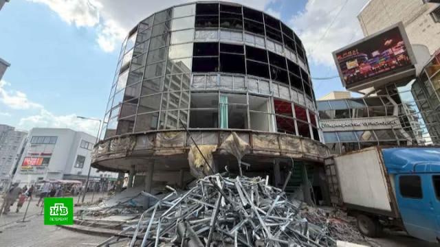 Торговый комплекс у станции метро Приморская всё же снесут Арбитражный суд отказал бывшему арендатору земельного участка который попытался оспорить демонтаж Обеспечительные меры запрещающие ликвидацию здания сняты Работы у Приморской затянулись более чем на полгода К разбору конструкций комитет по контролю за имуществом приступил в июле 2025 го Однако демонтаж приостановили из за судебного разбирательства В конце января на пленарном заседании парламента работу ККИ раскритиковал председатель петербургского ЗакСа Александр Бельский По его мнению снос торгового комплекса был начат преждевременно не был доведен до конца и превратил территорию в руины Подписаться на НТВ Петербург Буст канала