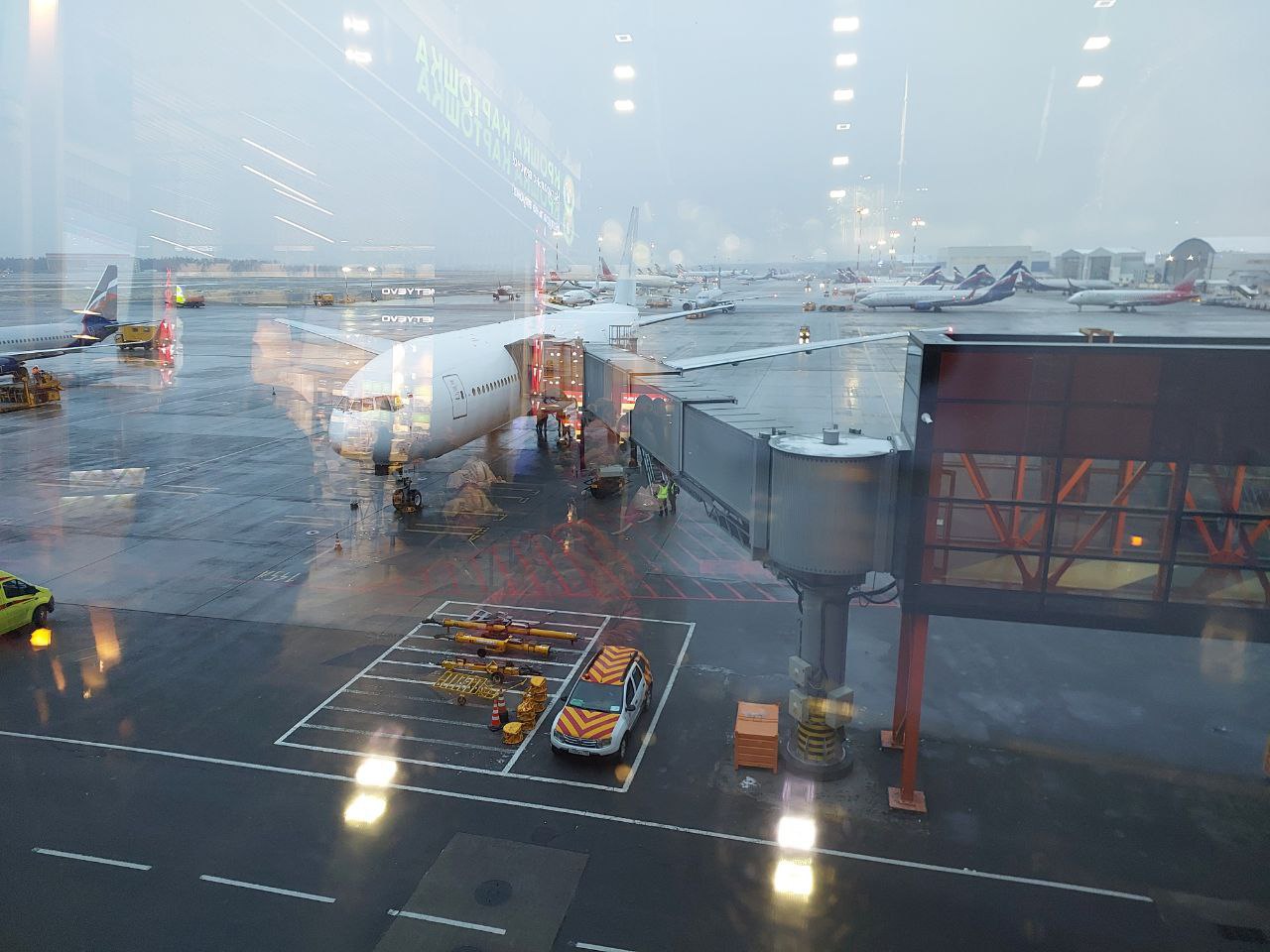 У Boeing 777 Nordwind вылетавшего из Москвы на Кубу загорелся правый двигатель во время разгона на ВПП Пожар быстро потушили самолёт отбуксировали пострадавших нет Это уже второй подобный случай за короткое время ранее двигатель загорелся у рейса из Москвы на Пхукет Официальных комментариев пока нет Прямой эфир