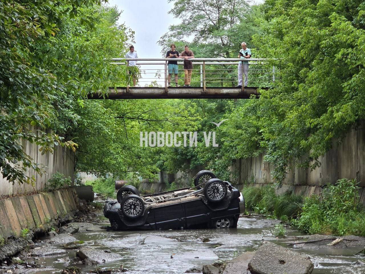 Во Владивостоке, на Второй речке в реку упал "Гелик". Водитель Mercedes Гелендваген G63 потерял управление и упал в реку. Благо воды оказалось мало, он жив! Данный автомобиль оценивается около 23-25 млн рублей. Источник: newsvl.ru