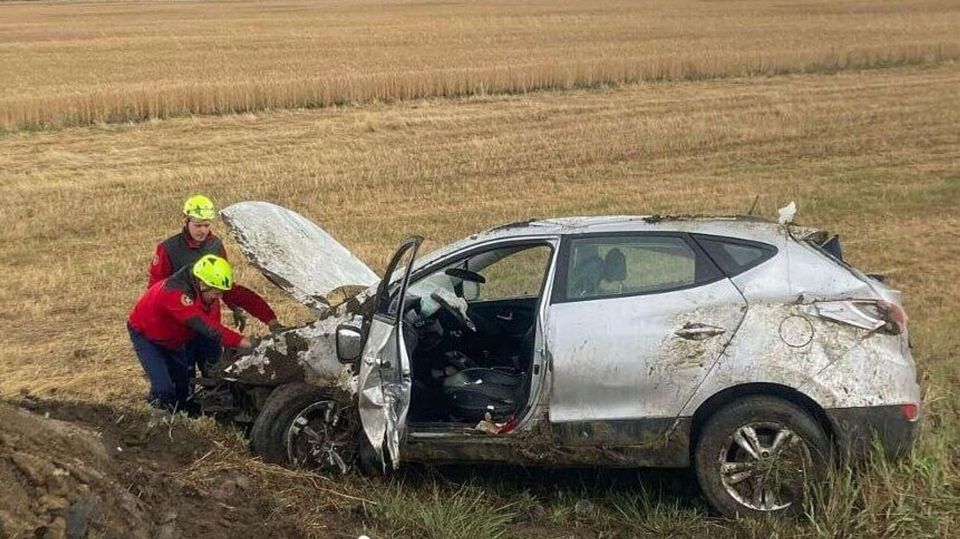 В Крыму в ДТП погибли двое и ранены 18 человек СИМФЕРОПОЛЬ, 23 июн – РИА Новости Крым. За минувшую неделю на дорогах Крыма в дорожно-транспортных происшествиях погибли два человека и еще 18 пострадали Такую статистику опубликовали в республиканской Госавтоинспекции. По данным правоохранителей, в период с 16 по 22 июня в Крыму зарегистрировано 16 ДТП. Среди пострадавших – трое несовершеннолетних. "В ДТП двое погибли, 18 человек получили ранения различной степени тяжести, в том числе трое несовершеннолетних. С участием пешеходов произошло семь аварий, в которых один человек погиб", – сказано в сообщении. В ГАИ уточнили, что с участием пешеходов зарегистрировано семь ДТП, в которых пострадали шесть человек, в том числе двое несовершеннолетних. "Пресечено 178... Подробнее>>>