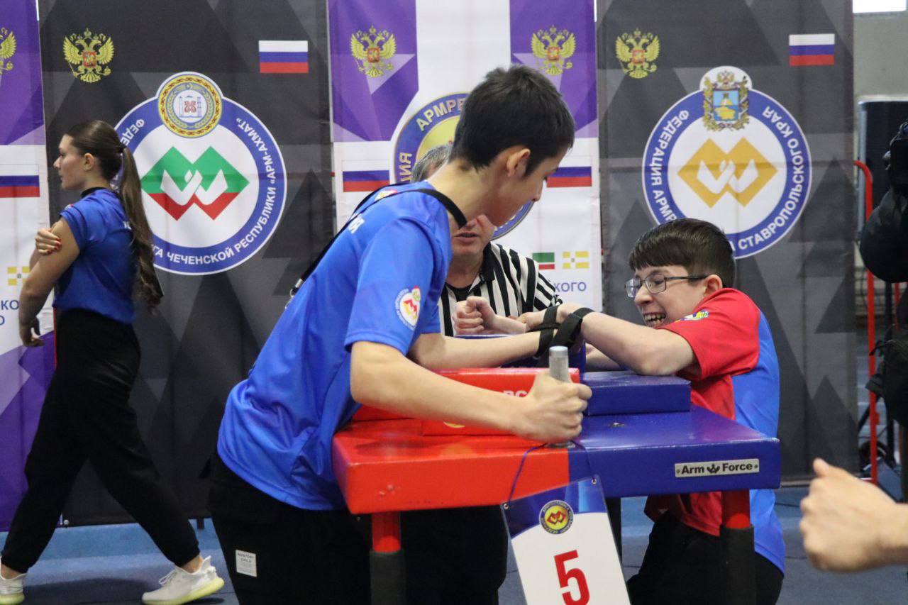 Чемпионат и первенство СКФО по армрестлингу впервые прошел во дворце спорта «Манеж».   За награды чемпионата в борьбу вступили спортсмены старше 22 лет, первенства – юниоры и юниорки  19-21 год , юниоры и юниорки  16-18 лет , юноши и девушки  14-15 лет . Всего – 300 спортсменов.  В рамках торжественного открытия соревнований министр спорта Артур Хадонов вручил удостоверения и значки «Мастер спорта России» Олегу Букулову, Валерии Костановой, Дарине Гергиевой и Зарине Басаевой.  Напомним, что 11 января  в рамках  первенства СКФО по армрестлингу проходят предварительные и финальные поединки в борьбе левой рукой. 12 января – правой рукой. 14 и 15 января в борьбу вступят взрослые спортсмены, сообщает пресс-служба минспорта Северной Осетии..