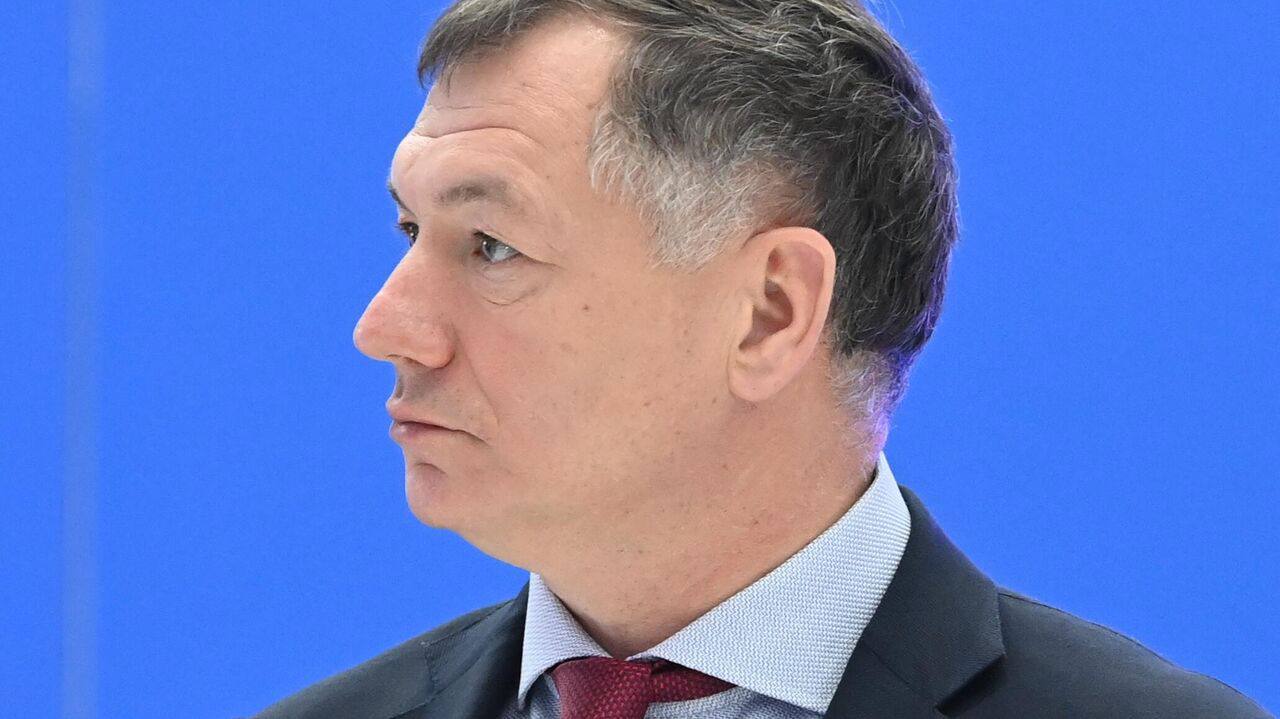 Основные заявления вице-премьера РФ Марата Хуснуллина с #ПМЭФ Мониторинг показывает «опасную тенденцию», что на полгода вправо сдвинулись сроки строительства новостроек, где купили квартиры около 106 тысяч семей. Кризиса в строительной отрасли России в настоящее время нет. Есть определенные трудности, связанные с финансированием и высокой ставкой по ипотеке. Почти все российские регионы представили свои предложения по мерам поддержки строительной отрасли, и кабмин их отработал. Хуснуллин привел в пример темпы модернизации жилищно-коммунальной инфраструктуры ЖКХ в Вологодской области. «Я вот недавно был, кстати, в Вологде, они активно занимаются программой коммуналки, и если они будут заниматься такими темпами, они за 5 лет всю коммуналку приведут в порядок». Одним из механизмов привлечения частных инвестиций в развитие инфраструктуры могли бы стать именные облигации. «Вы вкладываете деньги в строительство дороги, метро, благоустройство парка, развитие микрорайона. Тогда будет работать и дух, гордость за свой регион, за то, что участвуешь в развитии своего района, своей страны». «Коммунальная инфраструктура, к сожалению, это та сфера, где мы не достигли положительного тренда. Если посмотреть в целом по стране, у нас пока она ветшает больше, чем мы её восстанавливаем. Надеемся, что мы в ближайшие год-два этот негативный тренд изменим». «У нас более 60 трлн рублей на депозитах у населения. Мы должны создать условия, чтобы население было заинтересовано вкладывать в длинную. Вот есть сегодня государственные пенсионные фонды, по сути, инфраструктурные, вот коммунальная и транспортная инфраструктура — это же гарантированный поток на десятилетия».
