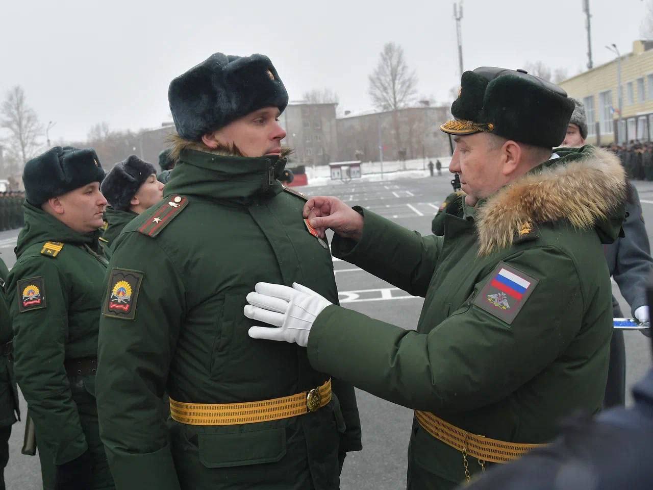 Указом Президента Омский автобронетанковый инженерный институт награждён Орденом Жукова за заслуги в укреплении обороноспособности страны  Руководство и личный состав военного вуза с высокой государственной наградой и 85-летием со дня образования прославленного учебного заведения поздравили заместитель Министра обороны РФ генерал-лейтенант Андрей Булыга и Губернатор Омской области Виталий Хоценко.  Торжества в Черёмушках начались с возложения цветов к монументу маршалу Советского Союза Олегу Кошевому.  Андрей Булыга прикрепил высокую государственную награду к полотнищу Боевого знамени института и вручил удостоверение к Ордену начальнику военного вуза Сергею Приймаку.  Губернатор вручил личному составу института наградные часы.  «Российская армия была и остается самой сильной в мире. Главное условие высокой боеспособности наших Вооруженных сил – это безупречный уровень подготовки военных. Орден Жукова – это высокая и заслуженная оценка верховного главнокомандующего Владимира Владимировича Путина выстроенной в институте на протяжении всех этих 85 лет системе обучения курсантов. Сегодня на вооружении российской армии стоят самые современные танки и бронемашины, в том числе прошедшие модернизацию на нашем заводе «Омсктрансмаш». Но на поле боя все-таки воюет не танк, а танкист. Боевая выучка танкистов и автомобилистов, получивших образование на омской земле, проверена специальной военной операцией. 10 выпускников института удостоены высокого звания Героя России за участие в СВО. Спасибо всем за то, что свято чтите традиции преданного служения Родине, которые были рождены вашими предшественниками в боях Великой Отечественной войны и военных конфликтах, произошедших после. Желаю, чтобы выпускники института всегда с честью выполняли воинский долг и успешно решали все боевые задачи», - отметил Виталий Хоценко.  В обращении полномочного представителя Президента Российской Федерации Анатолия Серышева начальнику Омского автобронетанкового института Сергею Приймаку и всему личному составу отмечено, что институт стал кузницей офицерских кадров и внёс значительный вклад в развитие Вооруженных Сил, укрепление национальной безопасности и обороноспособности государства. Поздравительный адрес от имени полпреда огласил главный федеральный инспектор по Омской области Иван Нецкин.