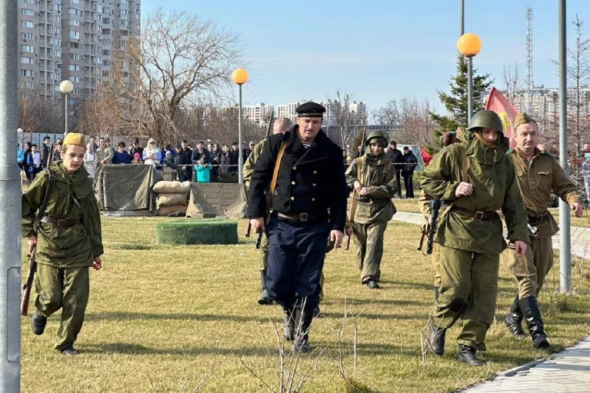 В сквере им. Толстого покажут реконструкцию боя в честь Дня освобождения Краснодара.  Сегодня в 12.00 на ул. Славянской, 28 пройдет театрализованная программа «Знамя Победы над городом». Организаторы покажут реконструкцию одного из боев в столице Кубани в начале февраля 1943 года.