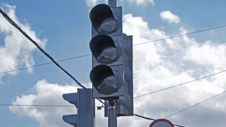 В городе временно не работают светофоры из-за аварийного отключения электричества. На перекрестках работают регулировщики. Просим всех участников дорожного движения быть предельно внимательными и осторожными.