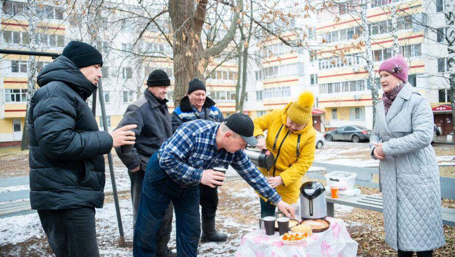 В Нижнекамске запустили акцию «Тепло каждому»  В Нижнекамске на улице Гагарина, 41, для рабочих «Татэнерго», которые занимаются ремонтом трубопроводов, организовали чаепитие в рамках акции «Тепло каждому».   Об этом сообщили представители территориального общественного самоуправления.  Мастер компании отметил, что жители микрорайона проявляют терпимость к раскопанным дворам и шуму работающей техники.  «Командированные работники отметили гостеприимство и доброжелательность нижнекамцев», — рассказали представители ТОС.  Подписаться   Сообщить новости