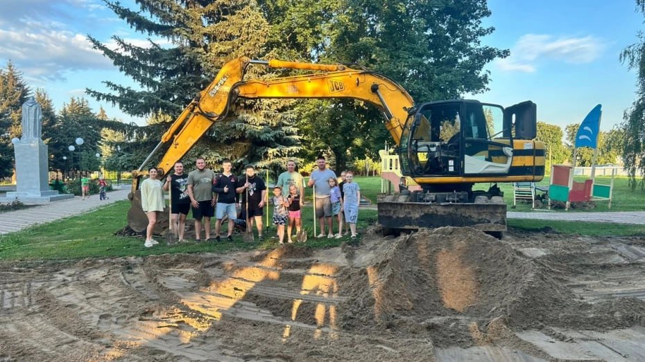 В хохольском селе Новогремяченское на детской площадке сделают спортивную зону  Благодаря активистам территориального общественного самоуправления «Фокус» в центральном парке появится спортивная зона площадью около 130 кв. м, на которой установят уличные тренажеры, турники, лавочки, урны, высадят кустарники.  Общественники поучаствовали в областном конкурсе социально значимых инициатив и получили грант в размере 740 тыс. рублей. Общая стоимость проекта «Энергия движения» составит 1,03 млн рублей. Финансовую поддержку товариществу «Фокус» окажет администрация Новогремяченского поселения. Также часть средств вложат сами активисты.