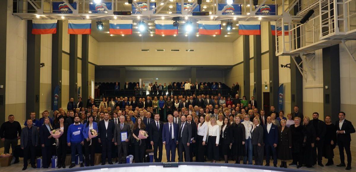 В Москве завершился Форум муниципальных депутатов Единой России Москва который стал значимым этапом подготовки к федеральному Форуму муниципальных депутатов партии Мероприятие прошло в Городском центре профессионального и карьерного развития и объединило более 250 депутатов из 11 округов столицы Ранее 2025 год был объявлен Годом муниципального депутата по инициативе Председателя партии ЕдинаяРоссия Дмитрия Анатольевича Медведева Данное решение подчеркивает важность работы депутатского корпуса на местном уровне Именно муниципальные депутаты ежедневно находятся в непосредственном контакте с жителями решают их вопросы формируют наказы и участвуют в реализации Народной программы партии Приветственные слова участникам форума прозвучали от заместителя Председателя МГД Степана Орлова и председателя Совета муниципальных образований Москвы Владимира Дудочкина Руководитель фракции Единая Россия в Мосгордуме Александр Семенников представил программу стажировок для муниципальных депутатов первая такая стажировка уже состоялась в октябре с участием представителей ЮЗАО Модератор форума Александр Козлов председатель Регионального совета депутатских объединений Единой России рассказал об итогах конкурса Народный депутат На конкурс было подано 3 6 тысячи практик а 165 тысяч участников голосования помогли определить лучшие проекты Среди них инициатива Анны Аникиной Доброе письмо основанная на работе с благодарственными письмами избирателям Участники поделились и другими успешными практиками Отдельный блок форума был посвящён волонтёрским и гуманитарным инициативам Муниципальные депутаты из разных округов представили опыт поддержки участников СВО и их семей помощи ветеранам гуманитарных поездок и поддержки жителей приграничных регионов ℹ  Сегодня в Москве действует 1244 депутата входящих в депутатские группы Единой России Их ежедневная работа на земле основа формирования Народной программы партии Впереди важный этап подготовки обновлённой Народной программы Единой России на 2026 2031 годы и именно предложения москвичей и практики муниципальных депутатов станут основой её содержания ЕРМосква МундепЕР ОНМельникова