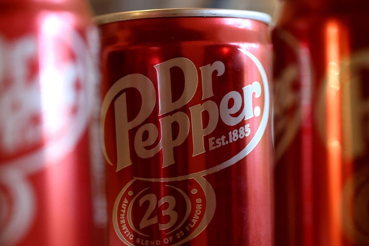 Производитель напитков Dr Pepper и 7UP покупает владельца кофейного бренда Jacobs Сумма сделки между американской компанией Keurig Dr Pepper и нидерландским производителем кофе и чая JDE Peet s 18 4 млрд По условиям сделки Keurig Dr Pepper предложит за каждую акцию JDE Peet s 31 85 евро что на треть превышает стоимость бумаг на бирже в течение последних 90 дней Рассказываем что потом будет с компаниями