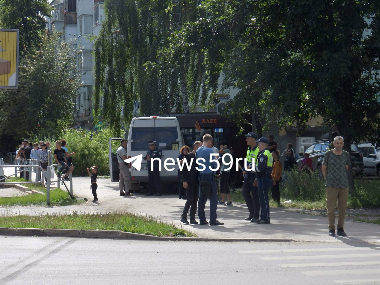ДТП на Маршала Рыбалко случилось из-за того, что водитель легковушки при повороте не пропустил микроавтобус. В результате «Опель Астра» столкнулась с маршруткой, а та въехала в киоск. Прокуратура Кировского района начала проверку. Подписаться Прислать новость