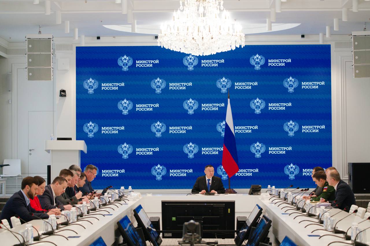 Глава Минстроя России Ирек Файзуллин провел совещание по вопросам водоснабжения Донецкой Народной Республики и развитию водовода Река Дон канал Северский Донец Донбасс Ключевыми темами обсуждения стали актуальные задачи развития водовода в том числе перспективы строительства второй нитки для значительного увеличения пропускной способности системы и ликвидации дефицита водных ресурсов в ДНР В ходе совещания рассмотрены вопросы применения передовых инженерных решений направленных на повышение надежности и эффективности системы Уделено внимание проработке вопроса выбора материалов и настройки цепочек поставок   Отдельно отметили необходимость определения и соблюдения четких сроков выполнения работ оперативной реализации первоочередных задач направленных на обеспечение необходимой подачи воды Строительство второй нитки водовода одно из направлений рассматриваемых в качестве ключевых в рамках комплексного плана по ликвидации дефицита воды в ДНР на период до 2030 года Решение этой задачи находится на постоянном контроле Минстроя России федеральных и региональных органов власти В совещании приняли участие представители Минобороны России Минфина России профильных департаментов и подведомственных учреждений Минстроя России Фонда развития территорий Главгосэкспертизы России ППК ВСК Минпромторга России и производителей материалов Минстрой России в MAX