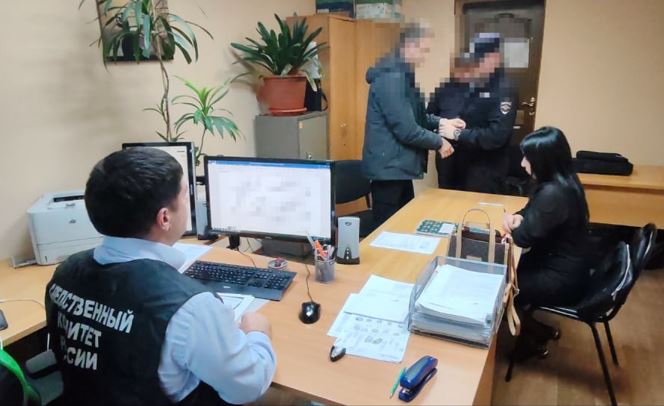 Житель Камчатки насмерть забил собутыльника Следователи в Петропавловске Камчатском возбудили уголовное дело против 46 летнего местного жителя который обвиняется в том что насмерть забил своего приятеля собутыльника сообщили агентству КАМЧАТКА ИНФОРМ в СУ СКР по Камчатскому краю По ч 4 ст 111 УК РФ умышленное причинение тяжкого вреда здоровью потерпевшего повлекшее его смерть фигуранту грозит до 15 лет колонии По данным СК преступление мужчина совершил в период с 29 августа по 3 сентября этого года в доме по проспекту Победы Он был пьян когда поссорился со своим 27 летним знакомым и сильно избил его по голове Потерпевший умер в больнице Обвиняемый арестован КАМЧАТКА ИНФОРМ новости Камчатки в Telegram Фоторепортажи и эксклюзивные материалы на kamchatinfo com НАПИСАТЬ НАМ