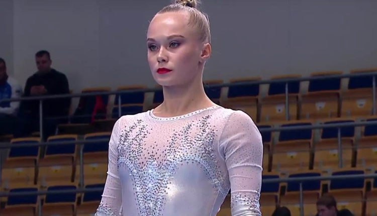 Воронежская гимнастка Ангелина Мельникова одержала победу в этапе немецкой Бундеслиги В Германии успешно выступила воронежская гимнастка Ангелина Мельникова занявшая первое место в составе команды TSV Tittmoning Chemnitz в рамках соревнований немецкой гимнастической Бундеслиги Спортсменка показала лучший результат в многоборье набрав суммарно 55 40 балла на четырех снарядах Команда Мельниковой в состав которой вошли одиннадцать гимнасток из разных стран одержала общую победу с результатом 205 050 балла Второе место в личном зачете заняла представительница Мангейма Сильвия Штор а третью позицию заняла немецкая гимнастка Карина Шонмайер Финал женского турнира Немецкой бундеслиги запланирован на 29 ноября и пройдет в Гейдельберге где Мельникова и ее команда продолжат борьбу за главный трофей сезона Подписаться на VRN Град