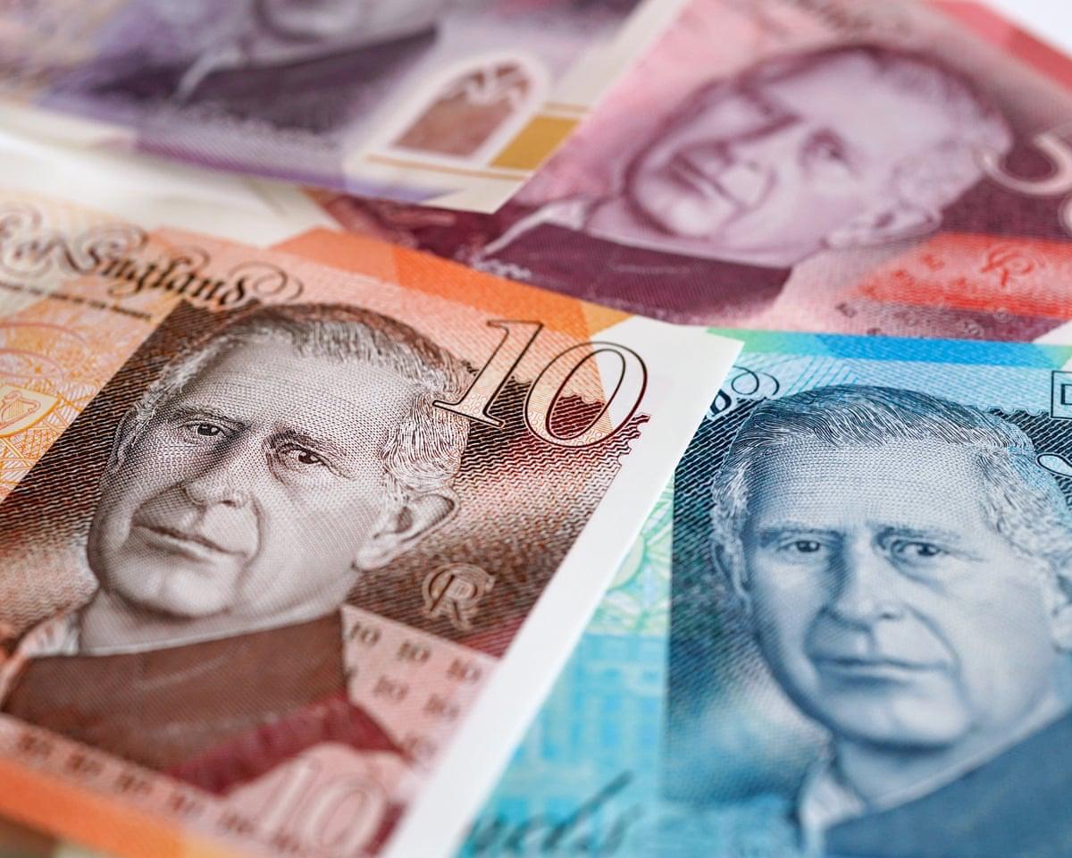 Банк Англии готовится к серьезному редизайну банкнот.   С 1960 года на британских деньгах стал изображаться портрет монарха. Десять лет спустя, в 1970 году, на оборотной стороне некоторых купюр впервые появились образы известных исторических личностей, начиная с Уильяма Шекспира, а затем и Уинстона Черчилля, Джейн Остин, Дж. М. У. Тёрнера и Алана Тьюринга.  Но теперь Банк предлагает перейти к новой дизайн-концепции, которая будет отражена в следующей серии банкнот. Выдающиеся деятели прошлого остаются одним из вариантов, но есть и несколько свежих предложений:  - архитектура и достопримечательности; - искусство, культура и спорт, включая еду и кино; - знаменательные события в истории; - инновации; - природа, растения и животные.  Чтобы определиться с выбором, Банк Англии попросил помощи у общественности, которой предложено поделиться своим мнение через онлайн-форму или по почте – голосование открыто до конца июля. Окончательное решение примет управляющий Банка Англии.