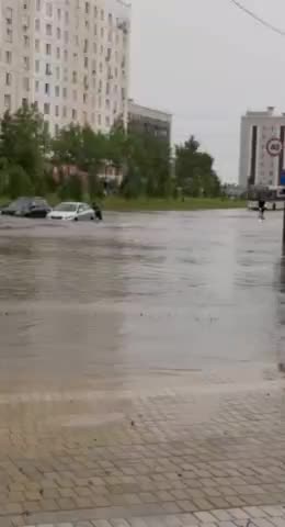 Сильные дожди и град затопили дороги в Жирновске и Еловом