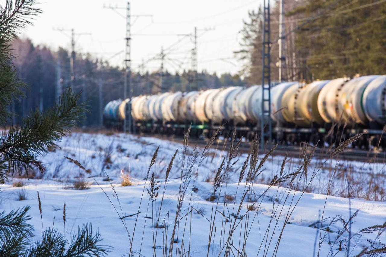 Погрузили 4 2 млн тонн в ноябре Это на 0 9 больше чем за ноябрь прошлого года Погрузка за январь ноябрь составила 48 8 млн тонн что на 2 меньше чем за этот же период прошлого года Лидеры погрузки нефть и нефтепродукты 12 4 млн тонн лесные грузы 9 5 млн тонн черные металлы 4 5 млн тонн руда цветная 3 7 млн тонн строительные грузы 3 3 млн тонн каменный уголь 3 1 млн тонн химические и минеральные удобрения 2 млн тонн