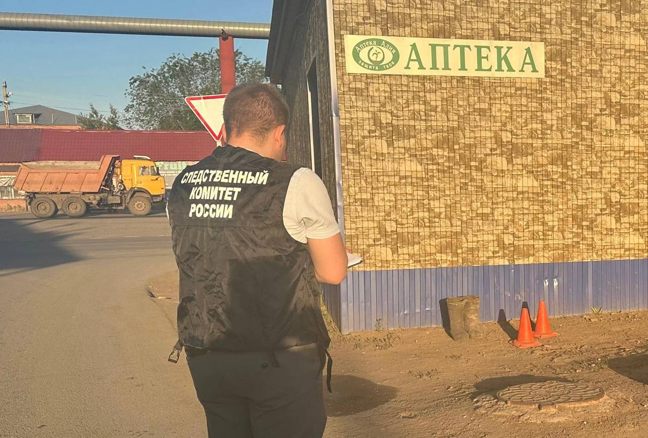 В Тоцком районе рабочего убило током. Возбуждено уголовное дело #Про_Происшествия По результатам проверки сообщения о несчастном случае с работником индивидуального предпринимателя возбуждено уголовное дело о нарушении правил безопасности при ведении работ. Так, в минувший четверг, 29 мая, в селе Тоцкое на улице Терешковой во время очистки канализационного колодца под линией электропередачи с использованием спецмашины потерпевший получил удар током. Впоследствии мужчина скончался в больнице. В региональном следкоме рассказали, что следователями проведен осмотр места происшествия и изъята необходимая документация. Теперь им предстоит установить обстоятельства и причины произошедшей трагедии. «В рамках уголовного дела предстоит дать процессуальную оценку действиям лиц, ответственных за соблюдение правил безопасности при производстве работ», - отметили в ведомстве. Фото: региональный следком