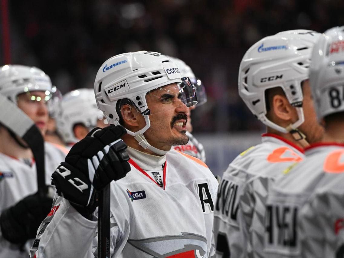 Сегодня Авангард на выезде сыграет с новосибирской Сибирью Регулярные матчи КХЛ возвращаются после перерыва Напомним что к началу зимы ястребы занимают третью строчку в турнирной таблице Востока проведя 32 встречи А болельщиков ждет первое сибирское дерби в этом сезоне Болеем за наших Игра начнется в 18 30 по омскому времени Посмотреть трансляцию можно в эфире 12 канала и соцсетях Фото ХК Авангард